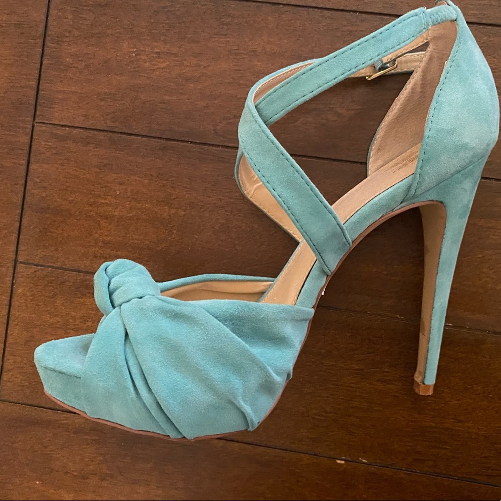 Stunning, like new Mint Suede heels